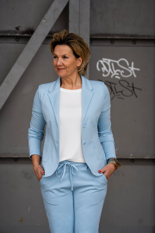 Lässige Chino – Hose “LISSY” – hellblau (H01) / Kurzarmshirt “NOMENA” wolleiß (BA24) / Stretchiger Kurzblazer “SISSI” – hellblau (B04)