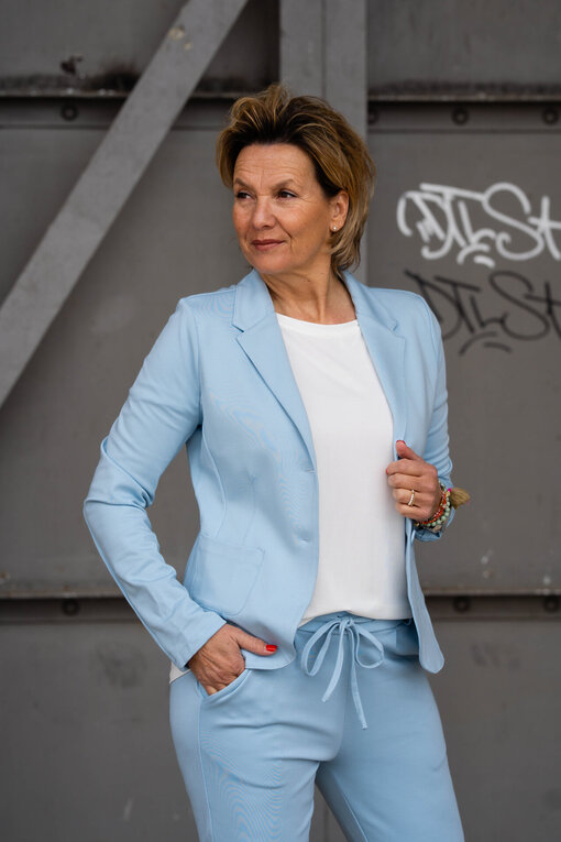 Lässige Chino – Hose “LISSY” – hellblau (H01) / Kurzarmshirt “NOMENA” wolleiß (BA24) / Stretchiger Kurzblazer “SISSI” – hellblau (B04)