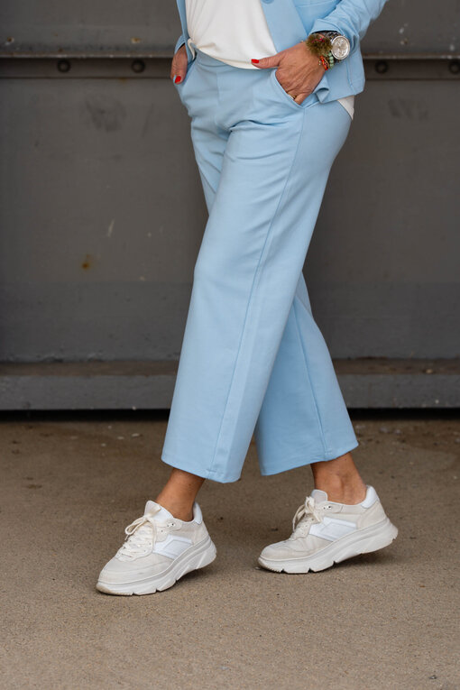 Culotte – Hose “ANITA” – hellblau (H12) / Kurzarmshirt “NOMENA” wolleiß (BA24) / Stretchiger Kurzblazer “SISSI” – hellblau (B04)