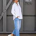 Leichte O – Shape Jeans “KYRIE” light blue (H19) / Elastische Bluse “MAGDA” white (PI62)