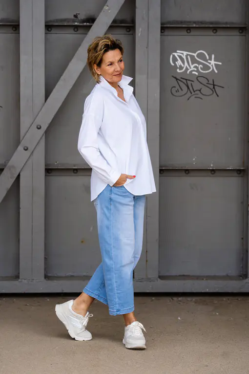Leichte O – Shape Jeans “KYRIE” light blue (H19) / Elastische Bluse “MAGDA” white (PI62)