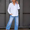 Leichte O – Shape Jeans “KYRIE” light blue (H19) / Elastische Bluse “MAGDA” white (PI62)