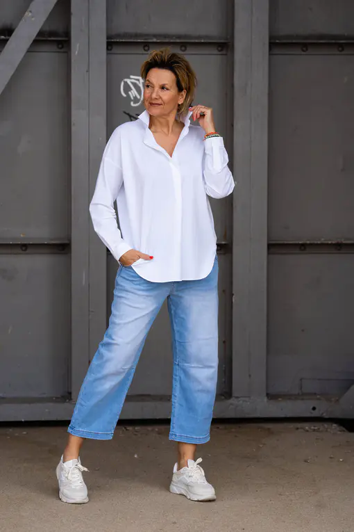 Leichte O – Shape Jeans “KYRIE” light blue (H19) / Elastische Bluse “MAGDA” white (PI62)