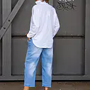 Leichte O – Shape Jeans “KYRIE” light blue (H19) / Elastische Bluse “MAGDA” white (PI62)