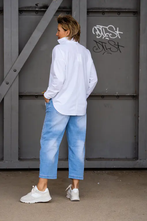Leichte O – Shape Jeans “KYRIE” light blue (H19) / Elastische Bluse “MAGDA” white (PI62)