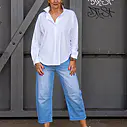 Leichte O – Shape Jeans “KYRIE” light blue (H19) / Elastische Bluse “MAGDA” white (PI62)