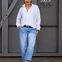 Leichte O – Shape Jeans “KYRIE” light blue (H19) / Elastische Bluse “MAGDA” white (PI62)