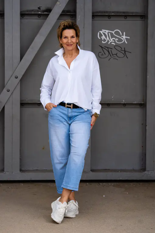 Leichte O – Shape Jeans “KYRIE” light blue (H19) / Elastische Bluse “MAGDA” white (PI62)