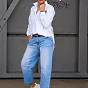 Leichte O – Shape Jeans “KYRIE” light blue (H19) / Elastische Bluse “MAGDA” white (PI62)