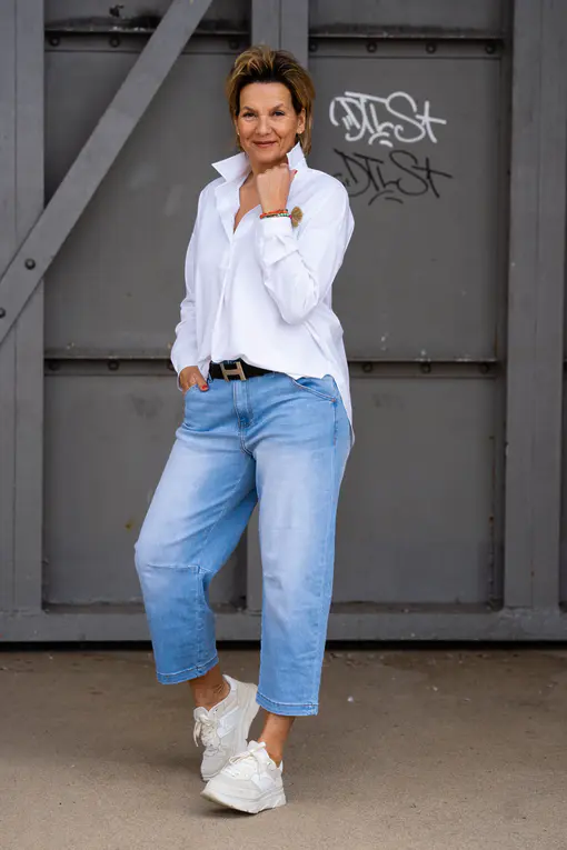 Leichte O – Shape Jeans “KYRIE” light blue (H19) / Elastische Bluse “MAGDA” white (PI62)
