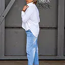 Leichte O – Shape Jeans “KYRIE” light blue (H19) / Elastische Bluse “MAGDA” white (PI62)