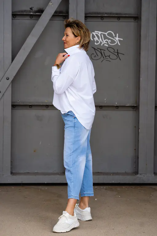 Leichte O – Shape Jeans “KYRIE” light blue (H19) / Elastische Bluse “MAGDA” white (PI62)