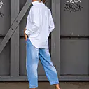 Leichte O – Shape Jeans “KYRIE” light blue (H19) / Elastische Bluse “MAGDA” white (PI62)