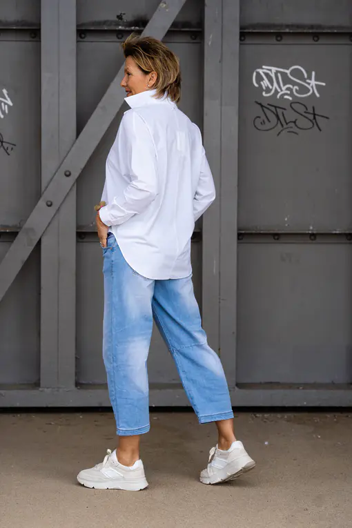 Leichte O – Shape Jeans “KYRIE” light blue (H19) / Elastische Bluse “MAGDA” white (PI62)