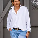 Leichte O – Shape Jeans “KYRIE” light blue (H19) / Elastische Bluse “MAGDA” white (PI62)