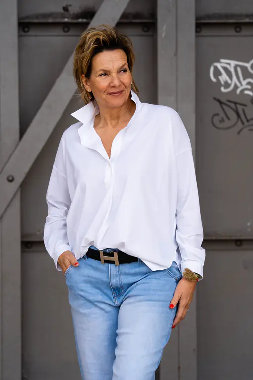 Leichte O – Shape Jeans “KYRIE” light blue (H19) / Elastische Bluse “MAGDA” white (PI62)