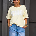Leichte O – Shape Jeans “KYRIE” light blue (H19) /  Kurzarm Sweater “MARIETTA” gelb (GW32)