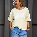 Leichte O – Shape Jeans “KYRIE” light blue (H19) /  Kurzarm Sweater “MARIETTA” gelb (GW32)