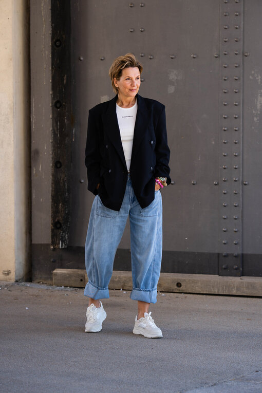 Oversized Blazer “VALERIE” (10D29) / Sommer O-Shape Jeans “ISABELLA” (ER71) / Cooles Tank Top “ORELA” offwhite (ER25)