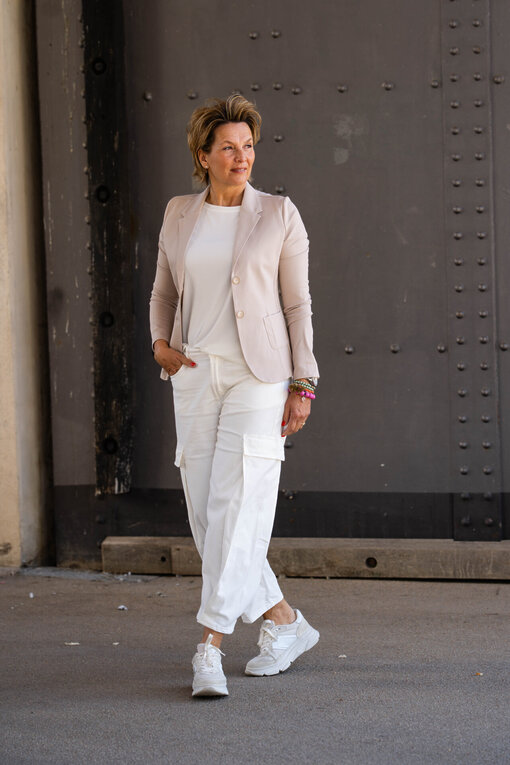 Kurzarmshirt “NOMENA” wollweiß (BA24)/O-Shape Jeans “MASIE” – offwhite (ER54)/ Stretchiger Kurzblazer “SISSI” – beige (B04)