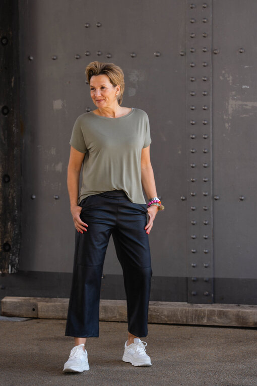 Kurzarmshirt “NOMENA” khaki (BA24)/Lederimitat Culotte Hose “CONNY” (H48)