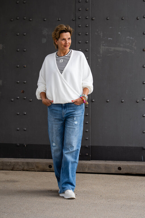Jeans “KALEA” – middle blue (ER16) / Wickelpullover “ALEXANDRA” (10D14) / Tanktop “DAMARIS” (10D94)
