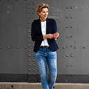 Jeans “CINZIA DESTROYED” stonewashed blue (H34) / Stretchiger Kurzblazer “SISSI” dunkelblau (B04)