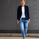 Jeans “CINZIA DESTROYED” stonewashed blue (H34) / Stretchiger Kurzblazer “SISSI” dunkelblau (B04)