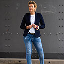 Jeans “CINZIA DESTROYED” stonewashed blue (H34) / Stretchiger Kurzblazer “SISSI” dunkelblau (B04)