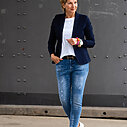 Jeans “CINZIA DESTROYED” stonewashed blue (H34) / Stretchiger Kurzblazer “SISSI” dunkelblau (B04)