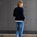 Jeans “CINZIA DESTROYED” stonewashed blue (H34) / Stretchiger Kurzblazer “SISSI” dunkelblau (B04)