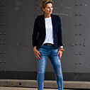 Jeans “CINZIA DESTROYED” stonewashed blue (H34) / Stretchiger Kurzblazer “SISSI” dunkelblau (B04)