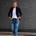 Jeans “CINZIA DESTROYED” stonewashed blue (H34) / Stretchiger Kurzblazer “SISSI” dunkelblau (B04)