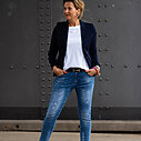 Jeans “CINZIA DESTROYED” stonewashed blue (H34) / Stretchiger Kurzblazer “SISSI” dunkelblau (B04)