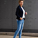 Jeans “CINZIA DESTROYED” stonewashed blue (H34) / Stretchiger Kurzblazer “SISSI” dunkelblau (B04)