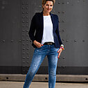 Jeans “CINZIA DESTROYED” stonewashed blue (H34) / Stretchiger Kurzblazer “SISSI” dunkelblau (B04)