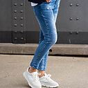 Jeans “CINZIA DESTROYED” stonewashed blue (H34) / Stretchiger Kurzblazer “SISSI” dunkelblau (B04)