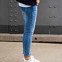 Jeans “CINZIA DESTROYED” stonewashed blue (H34) / Stretchiger Kurzblazer “SISSI” dunkelblau (B04)