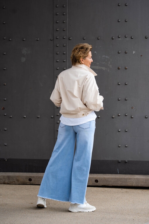 Weite Jeans “CASHCAI” pale blue (H42) / Coole Kurzjacke “ROXI” (GW37)
