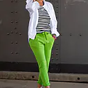 Joggerhose “PRISKA” apfelgrün (FJ) /10DAYS – Pique Bluse “ANIKE” (10D74) / Tanktop “DAMARIS” (10D94)