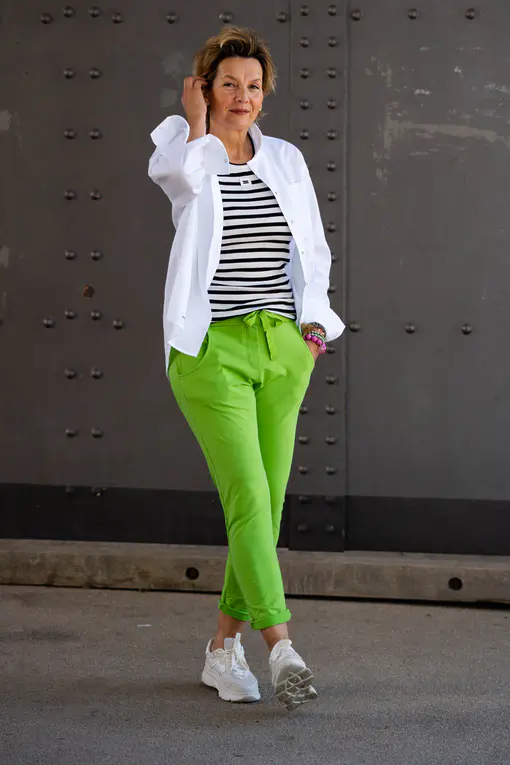 Joggerhose “PRISKA” apfelgrün (FJ) /10DAYS – Pique Bluse “ANIKE” (10D74) / Tanktop “DAMARIS” (10D94)