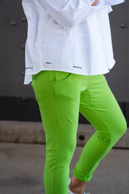 Joggerhose “PRISKA” apfelgrün (FJ)/10DAYS – Pique Bluse “ANIKE” (10D74)