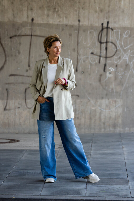 Lässiger Blazer “YARA” (GW24) / Jeans “KALEA” – middle blue (ER16)