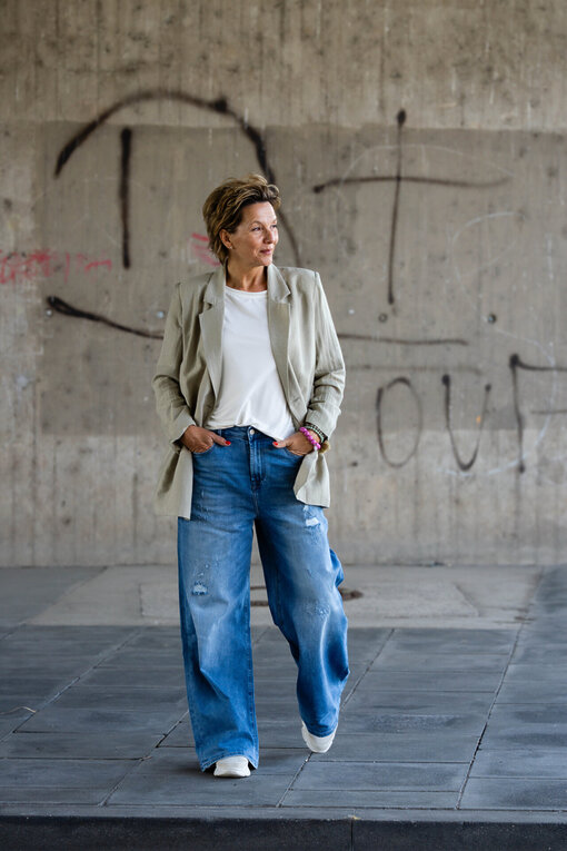 Lässiger Blazer “YARA” (GW24) / Jeans “KALEA” – middle blue (ER16)