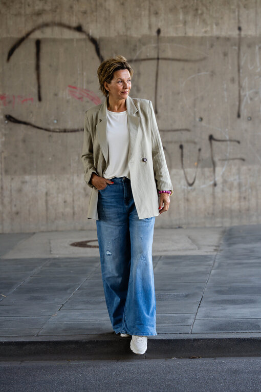Lässiger Blazer “YARA” (GW24) / Jeans “KALEA” – middle blue (ER16)
