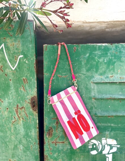 NOI - Farbenfrohe Handytasche "NÖ" (NOI13)