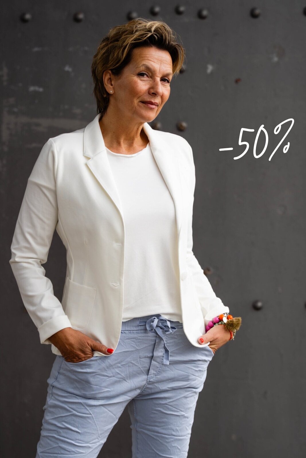 Stretchiger Kurzblazer “SISSI” – wollweiß (B04) / Super bequeme Hose “SERENA” hellblau (H38) / Kurzarmshirt “HANNAH” wollweiß (BA83)