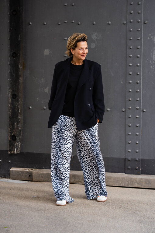 Oversized Blazer “VALERIE” black (10D29) / Weite Leo Hose “CHARLIE” (H13)