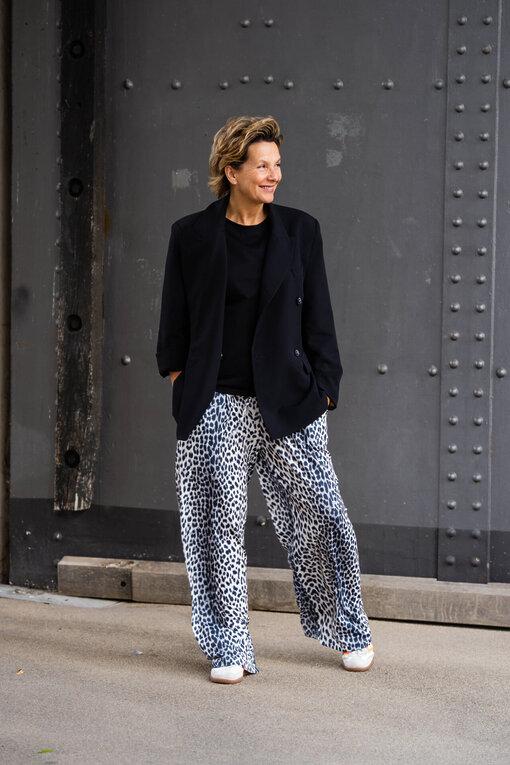 Oversized Blazer “VALERIE” black (10D29) / Weite Leo Hose “CHARLIE” (H13)