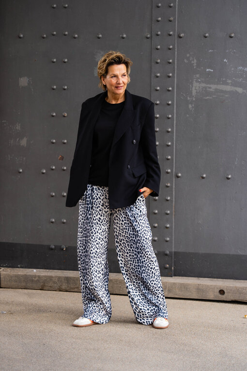 Oversized Blazer “VALERIE” black (10D29) / Weite Leo Hose “CHARLIE” (H13)